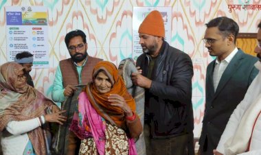 तहसीलदार संग बीजेपी मंडल अध्यक्ष ने जरूरतमंदों के बीच किया कंबल वितरण